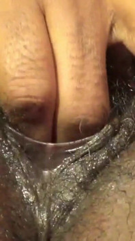 Nilou Achtland en la masturbación de coño peludo