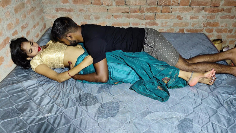 Shivanibaby: Bhabhi mi invitò a casa sua per cena e si...
