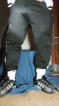 Dj-bro-ul din Dregsau își face pipi în pantaloni.