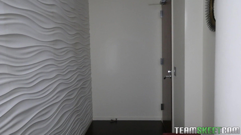 Dyked: Napalona milf zostaje związana i zdominowana przez gorącą pasierbicę