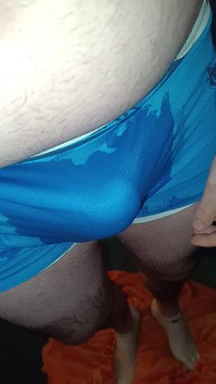 Pee_Boy25: 白と青の下着で放尿するぽっちゃり少年
