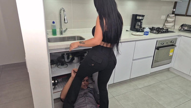 AlejandraPalacios: Latina comel Membayar Plomero Apprentice Dengan Tunggangan Yang Baik Pada...