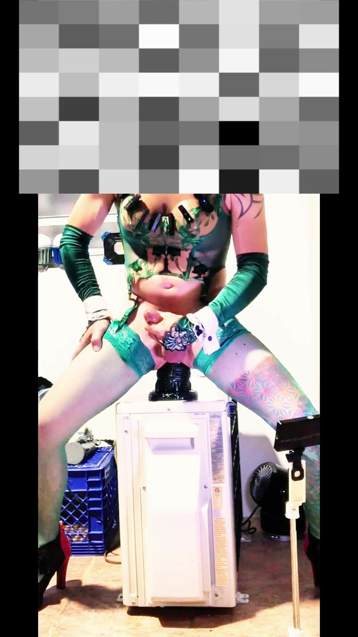 Benito414: TS Transsexual de salto alto, meia verde muito sexy mostrando...