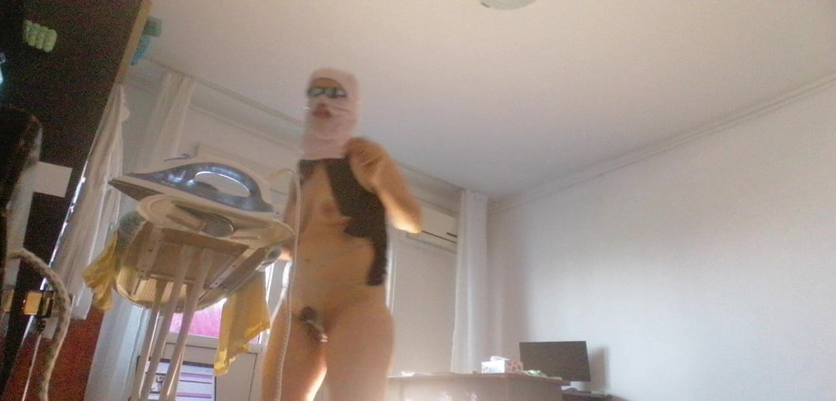 Mirsur: Esposa amateur hace las tareas domésticas desnuda. Morena con coño...