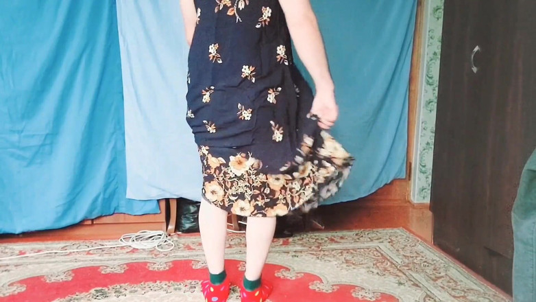 Kitty_Cross: Çiçekli elbiseli sarışın orta yaşlı seksi kadın ateşli götlü travesti...