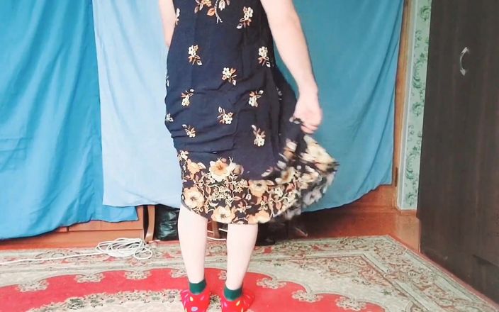 Kitty_Cross: Blond milf i flowerfull klänning het byte crossdresser kitty modell...