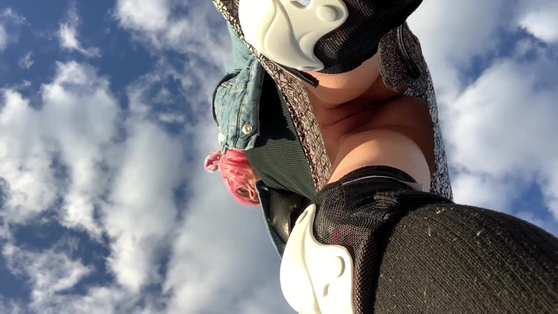 Dirty slut 666: Kijk van mijn poesje onder mijn rok op een longboard