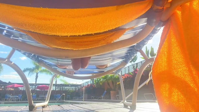 Hand-Free-Daddy-Chub: चुपके से उसकी लाउंज कुर्सी के नीचे कंट्री क्लब पूल में स्खलन जबकि लोग उसके आसपास थे