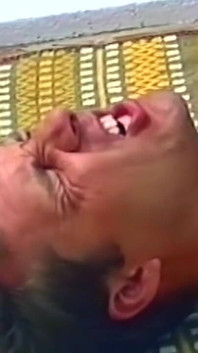 Si rambut coklat matang tepi kolam bertiga yang menitis basah diregangkan lebar