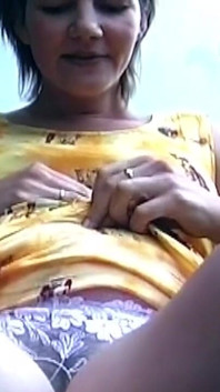 Devorând o pizdă matură păroasă până la orgasmul umed care picură