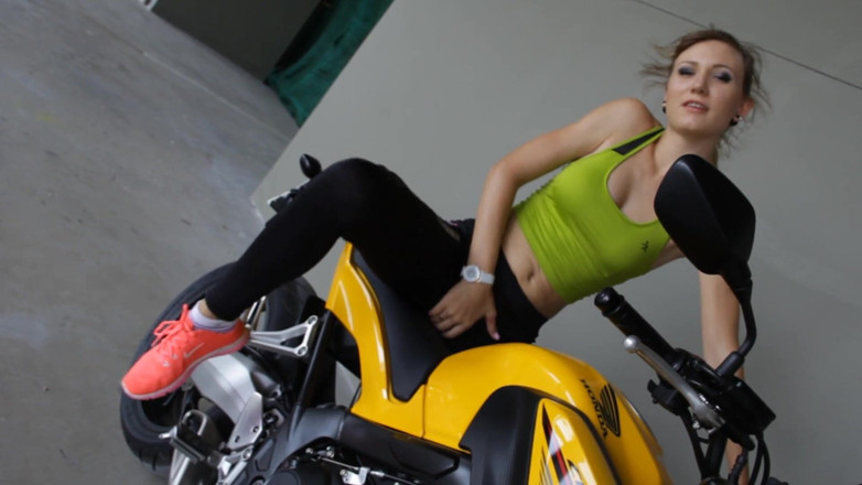 Angel The Dreamgirl: Sex cu motocicleta cu revving