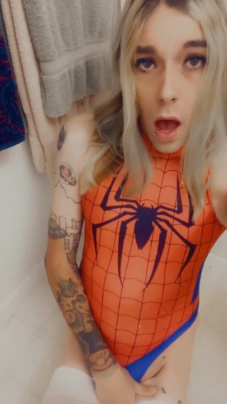 CarmenMelatonin: Sexy spidermeisje wil spelen