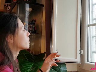 Smokin Fetish: Cewek cantik rambut cokelat suka rokok cerutu