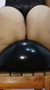 Använder mina stora skinkor och min rumpa för att studsa på några ballonger och få dem att poppa