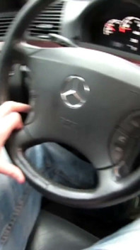Julia follando en el coche mientras el cornudo no está