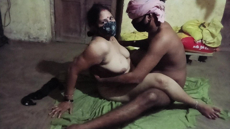 Desi_bhabhi121: クンワリ ドゥラハン キ チュダイ パー 2