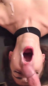Grobe muschi fickt tiefe kehle mit kraftvoller gesichtsbesamung