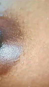 Ammu stă în picioare după o baie, cu apă care picură din capul și pizda ei