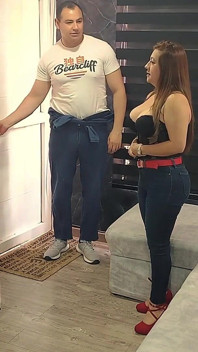 Heiße Latina-milf-nachbarin Lässt Den TV-techniker Sie Im Wohnzimmer Ficken Und Sie Creampie