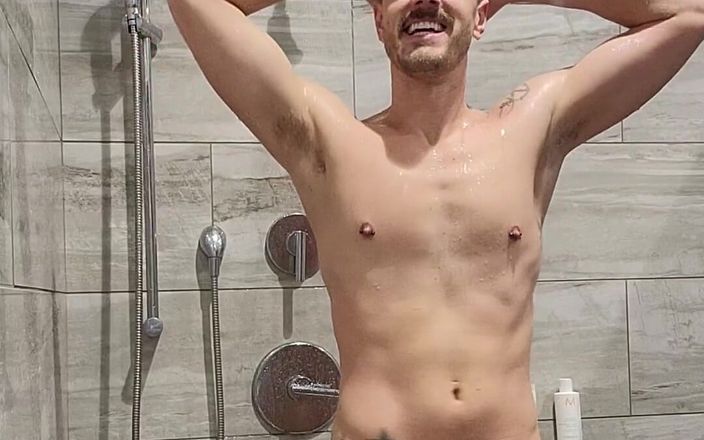 KingB8er: Geniet van de douche en dongshow!