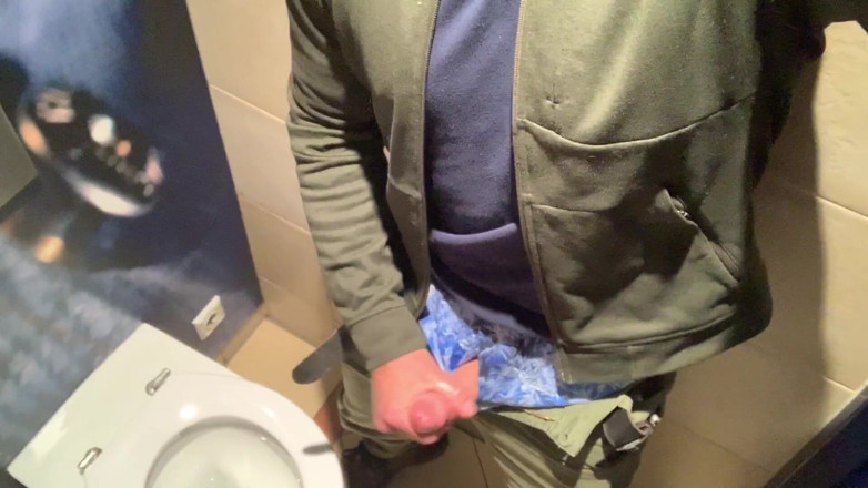 TJenner: Îmi masturbez pula în toaleta publică din aeroport