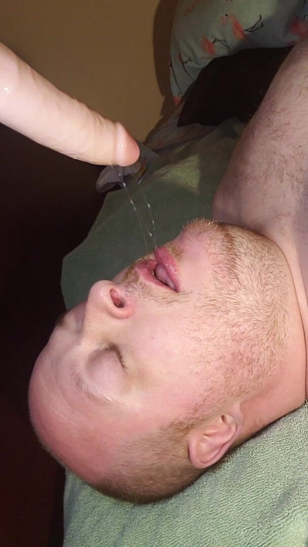 Charlieboy69: Deepthroat 2 dildoträning pt 1