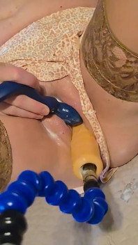 Scarlett ia pula mașinii de futut mai adânc ca niciodată