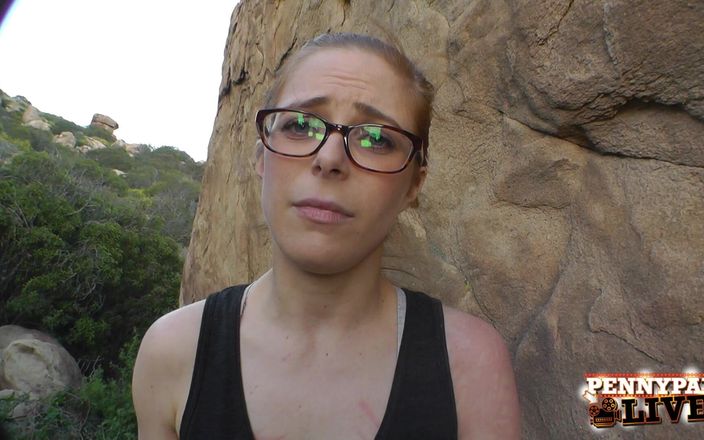 Penny Pax: Penny Pax açık havada soyunuyor ve sakso çekiyor!