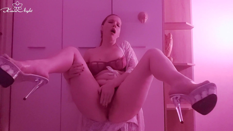 Kiara Night: Fantastic babe fondles herself with a rubber cock - pink fetish