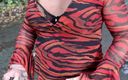 Kellycd: Кроссдрессер Kellycd2022 в любительском видео, сексуальная милфа наслаждается быстрой прогулкой по переулкам в черных колготках и сапогах