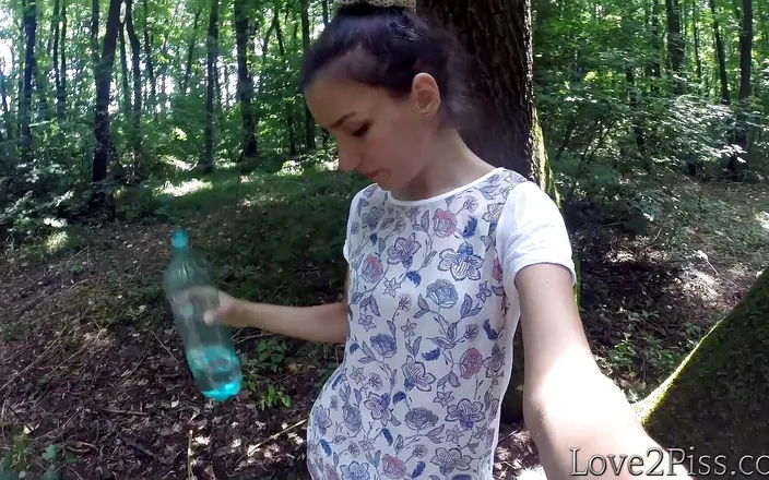 Love 2 Piss: Chcaní v lese a Stírání kundičky s listem - kompilace