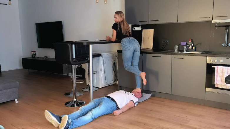 Goddess Lena: Piétiner pieds nus