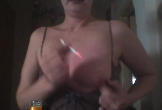 Dominatrix Redsonyja: Savez-vous comment une bouteille de verre peut remplir des trous...