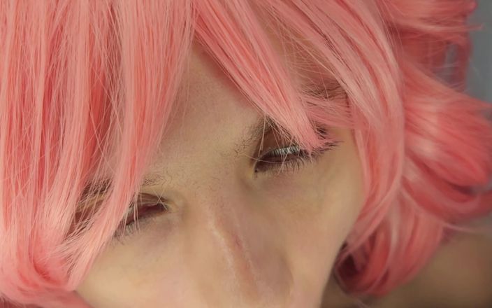 French Julia: カワイイ女の子がコスプレを吸い込み、熱いザーメンディープスロートを飲み込む