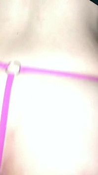 Magere slet berijdt een grote blanke lul en krijgt een creampie