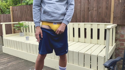 Fuckbutty: Kouřící šukaný chlapec honí a vystříká svůj náklad do uličky