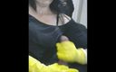 The flying milk wife handjob: Esposa fumadora en guantes de goma amarillos me vuelve loco...