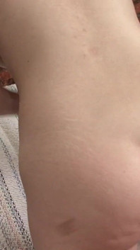 O blondă sexy și excitată se distrează cu cremă