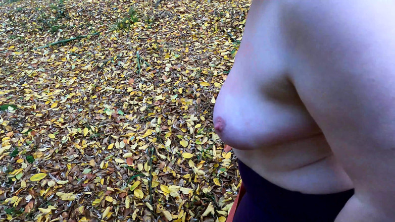 Bouncy Tits Action: Голі груди покарані в лісі