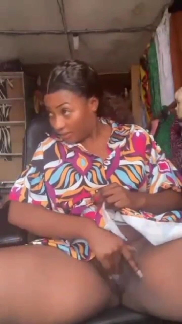 Me and my new slut: 淫荡妈妈在她的商店里自慰，公共掌握糖妈妈