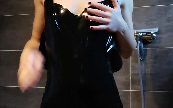 Miss Flora: Striptease la duș în latex