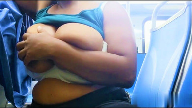 Desi_cum: Mătușa Desi se joacă cu țâțe mari în autobuz