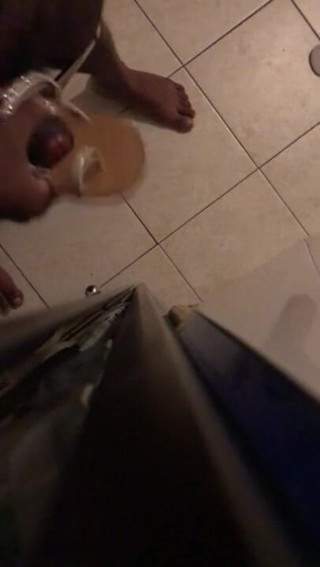 Sexy sereppu: Masturbation avec les chaussures de ma femme