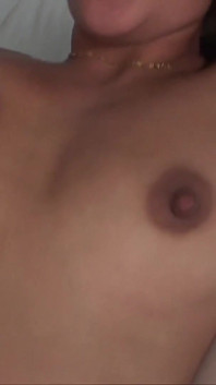 Jsem žhavá sexy nadržená děvka a užívám si brát mokré ptáky ve své oholené kundičce do mokrého zadku