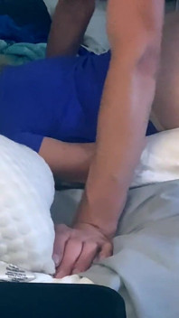 Primo piano di una pecorina da un lato con una bionda sottomessa