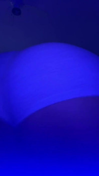 Un gros cul twerke sous une lumière bleue