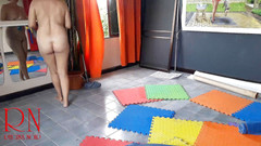 Regina Noir: Nudistická služka uklízí místnost s jógou