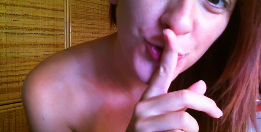 Nicoletta Embassi: 友人との電話で、このふしだらなイタリア人女性がオナニーをし、熱いマンコを垂らします