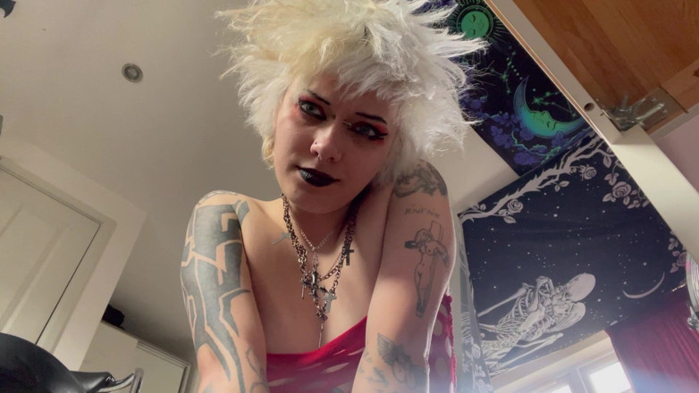 Glitterqueen1999: Glitterqueen1999 Eats Her Cheating Boyfriend Giantess Fetish