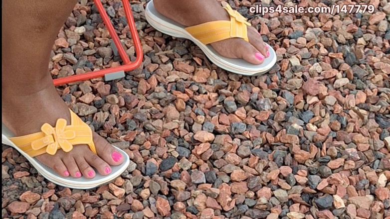 Foot Patrol: Ebony MILF Shiney Stehna N Docela růžové Prsty